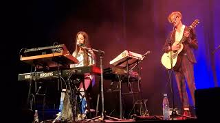 worn out American dreamig Aura Dione