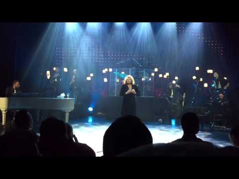 REGINE aux Folies Bergère.   "Les Petits papiers"