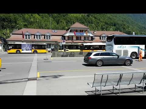 Postautos beim Bahnhof Interlaken Ost.