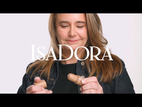 En kvinna som dansar och sminkar sig med IsaDora Contour stick.