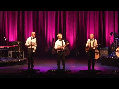 DE NATTERGALE: Han ska' bare lige ha' det regnet ud (live 2015)