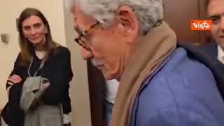 Chiedono a D'Alema se la Roma vincerà lo scudetto, lui fa un gesto scaramantico: «Madonna ragazzi..»