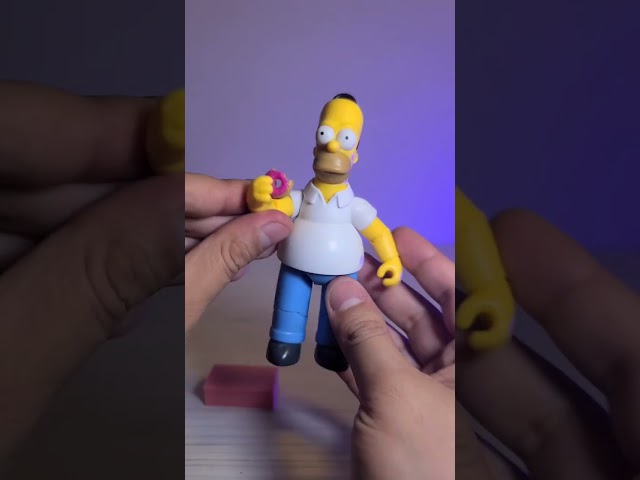 Vídeo relacionado con JAKKS Pacific The Simpsons Wave 1 Homer - Mini figura de 6.3 cm