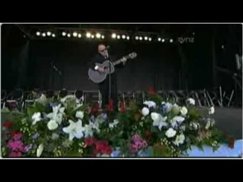 Dave Dobbyn performs Welcome Home during the Christchurch Memorial Service