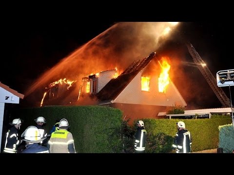 Feuer zerstört Doppelhaus in Hamberge