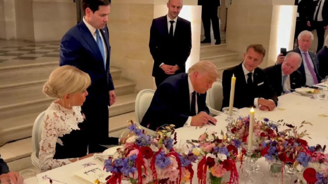 Trump firma la copia cartacea del memorandum di pace con l'Iran a Versailles, ospite di Macron