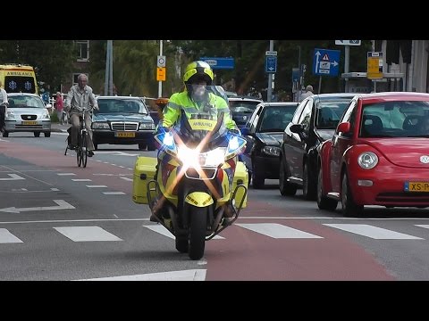 Ambulance motor 10-323 met spoed naar een melding in Alkmaar
