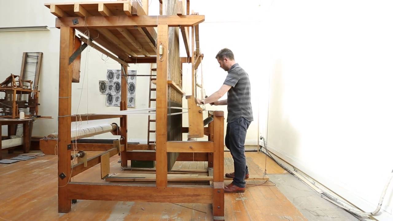 A Jacquard loom in action