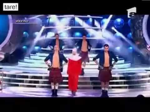 Jo ( Ioana Anuța ) se transforma in  Lady Gaga - "Alejandro" - Te cunosc de undeva