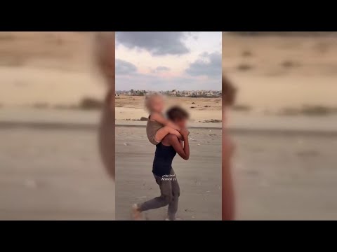 Scalzo tra le macerie: il bambino che porta sulle spalle la sorellina in fuga da GAZA