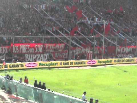 "las gallinas tiran piedras...vs estudiantes" Barra: La Barra del Rojo • Club: Independiente