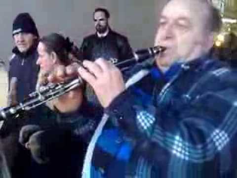 Orkestra popullore,rrugeve te Athines.