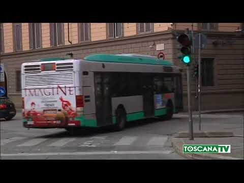 2018-01-14 FIRENZE - BOTTIGLIA SU AUTOBUS LANCIATA DA IMMOBILE OCCUPATO