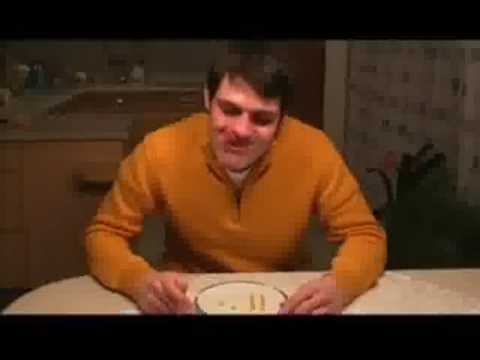 Maiskörner mit der Zunge in die Nase stecken