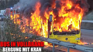 [BUS IN VOLLBRAND!] - Flammen & massive Rauchentwicklung - Bergung mit Kran - Vollsperrung A40 -