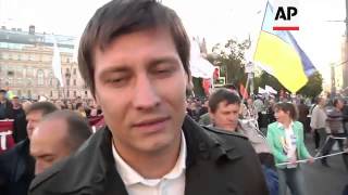 Opposition groups gather to protest against escalating tensions in Ukraine