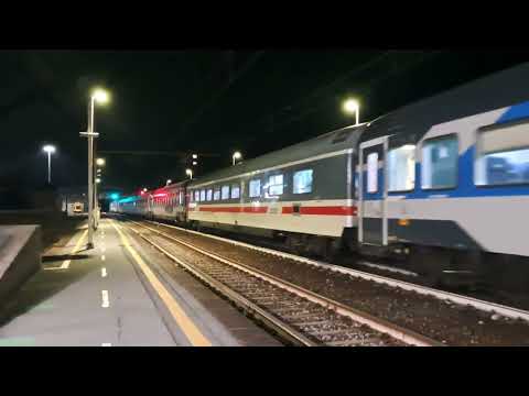 IC 675 Milano Centrale Ventimiglia in partenza dalla stazione di Finale Ligure Marina 