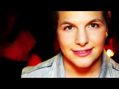 Robin lär sig dansa på välkomstfesten i Stockholm!