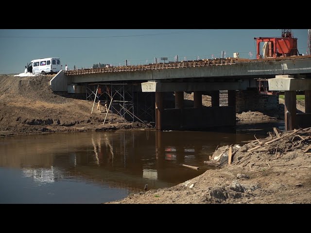 Представители Общественного совета партии «Единая Россия» проверили строительство моста через реку Куда