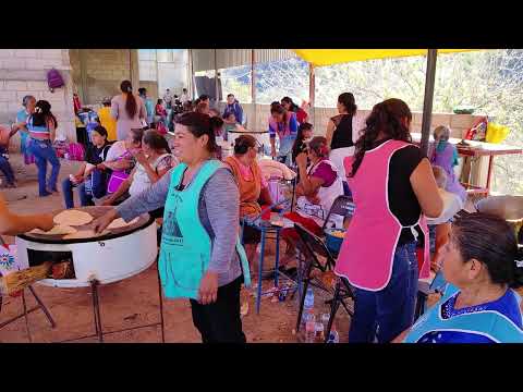 Preparando el mole en la cofradía del Sabino San Jerónimo Silacayoapilla Oaxaca