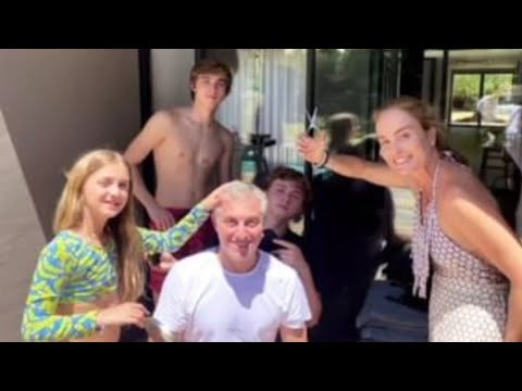 Angélica and her children have fun getting Luciano Huck's haircut