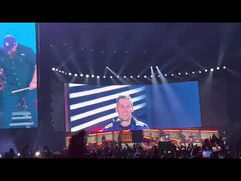 Luke Combs - Vikings Skol