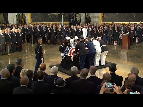 فيديو وداع مهيب للسناتور الأمريكي جون ماكين بغياب الرئيس ترامب …
