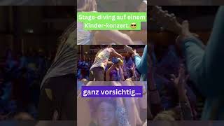 Stage-diving👨‍👩‍👧‍👦😎 #kinderkonzert #onstage #fürfamiliengemacht #stagediving #shortsvideo
