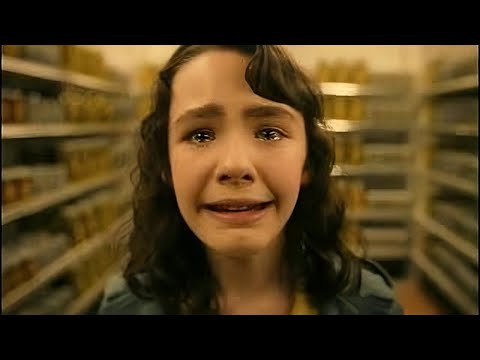 Lily Bainbridge in Supermarket Scary Pickle Scene - IT : Welcome To Derry S1 E2