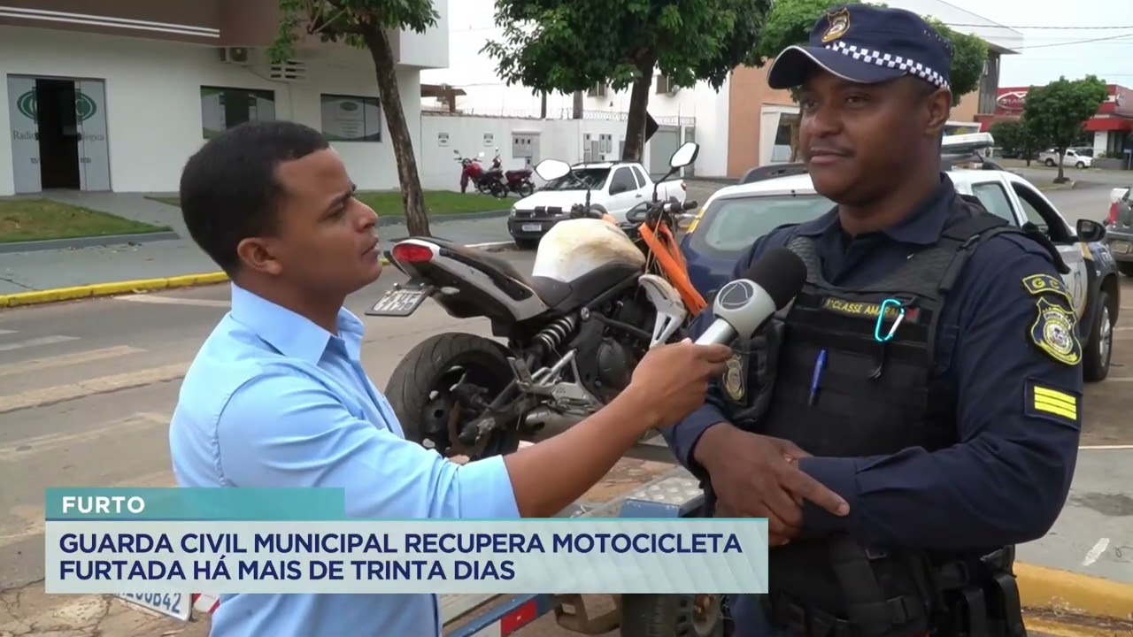 A GUARDA CIVIL MUNICIPAL RECUPERA UMA MOTO QUE FOI FURTADA HÁ UM MÊS. OS DONOS ESTÃO AGRADECIDOS