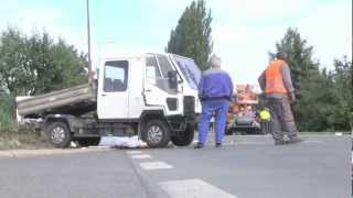 preview picture of video 'Orlický.net: Dopravní nehoda multikáry a vysokozdvižné plošiny'