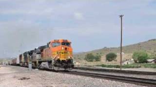 preview picture of video 'Two BNSF trains meet at Route 66!'