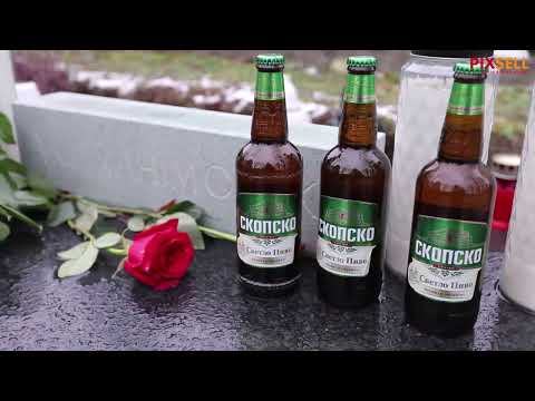 Na grob pjevača Parnog valjka Akija Rahimovskog ostavljene pive i ruže