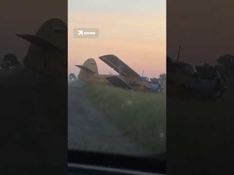 На Кубани сняли жесткую посадку Ан-2 прямо у дороги