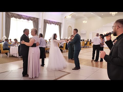 Început frumos de nuntă cu Formația Luxor Band Suceava la nunta mirilor Laura & Sebastian!