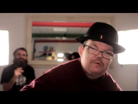 Raske Penge & TopGunn: "Dolly" (officiel hygge video 2012)