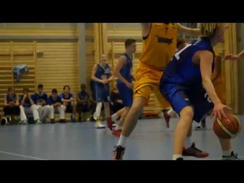 Tureberg Pirates' Oscar, bryter igenom försvaret mot Solna Vikings