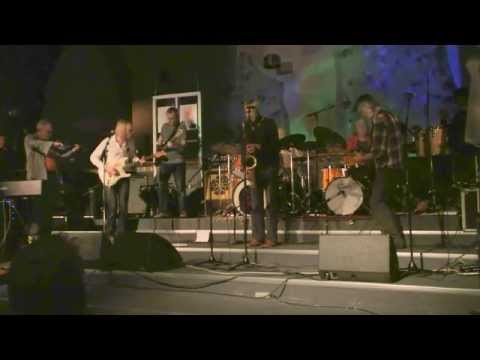 Resterna av Arbete och Fritid framför Petrokemi(det kan man inte bada i)