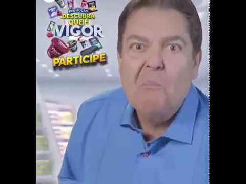 Faustão comendo iogurte