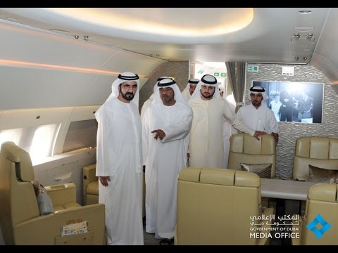 محمد بن راشد يتفقد طائرة الإيرباص 319 التابعة لمجموعة طيران الإمارات