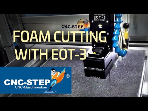 La cuchilla tangencial oscilante EOT 3 corta 50mm de forma orgánica en espuma