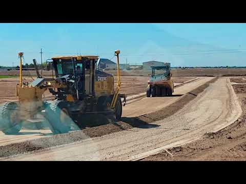 John Deere 672GP Grading In Turn