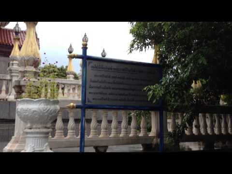 Um templo com um belo lago na província de Nong Khai, Wat Hin Mak Peng, Nong Khai, Tailândia