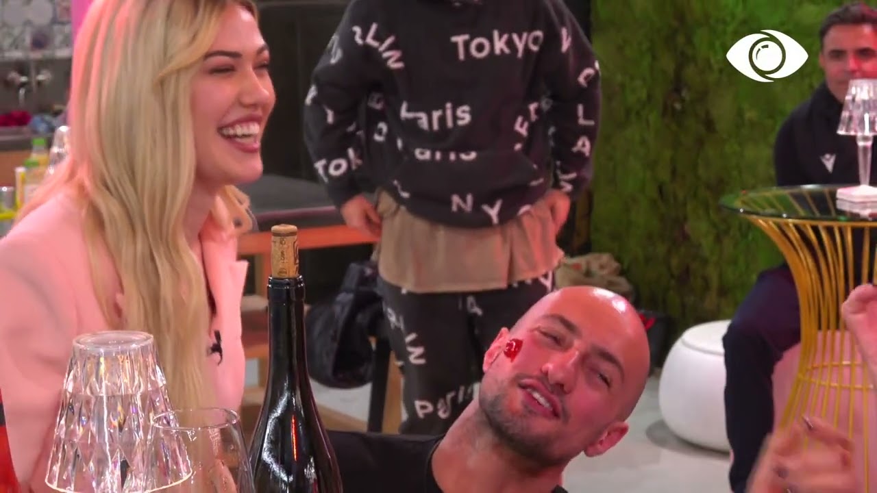 Mbrëmja e Vajzave/ Keisi lëpin salcën në faqen e Kristit