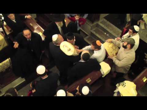 Új Tóra a Frankel zsinagógában – Füles videó