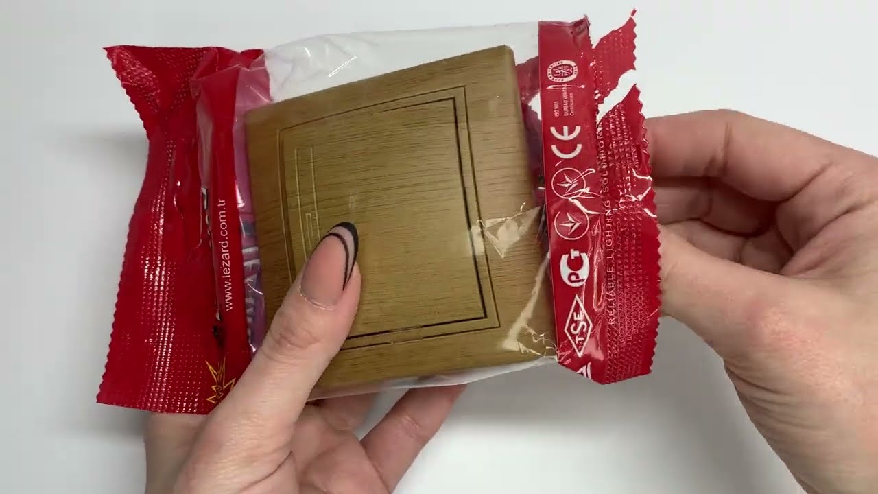 Вимикач MIRA одноклавішний дуб класичний матовий 701-5151-100