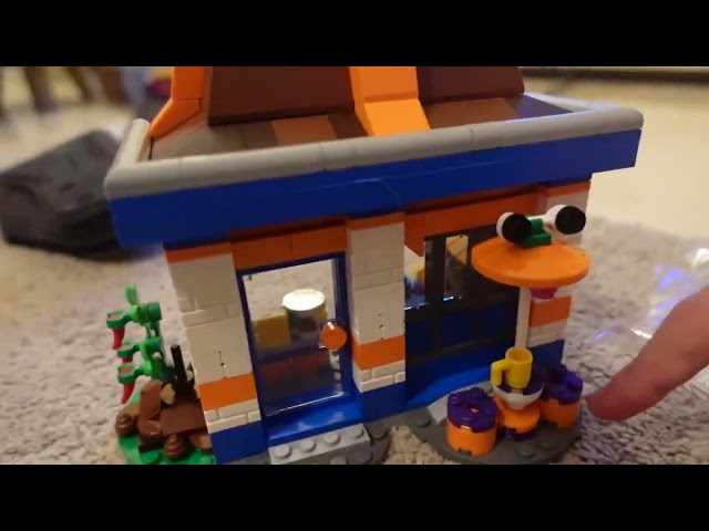 Vídeo relacionado con LEGO Fortnite Restaurante Hamburrrguesa - Juguete de Construcción con Minifiguras de Bombardera Playera, Caudillo Cárnico, Esqueleto y Parco - Regalo Gamer para Niños y Niñas de 10+ Años 77076