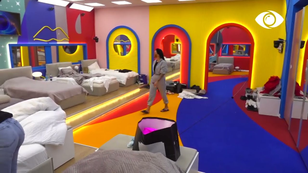 Nita pastron miellin nga shtrati i saj