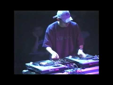 DJ JAY-SLIM at the 2000 DMC USA Final.