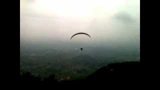 preview picture of video 'Paragliders on Monte Grappa'